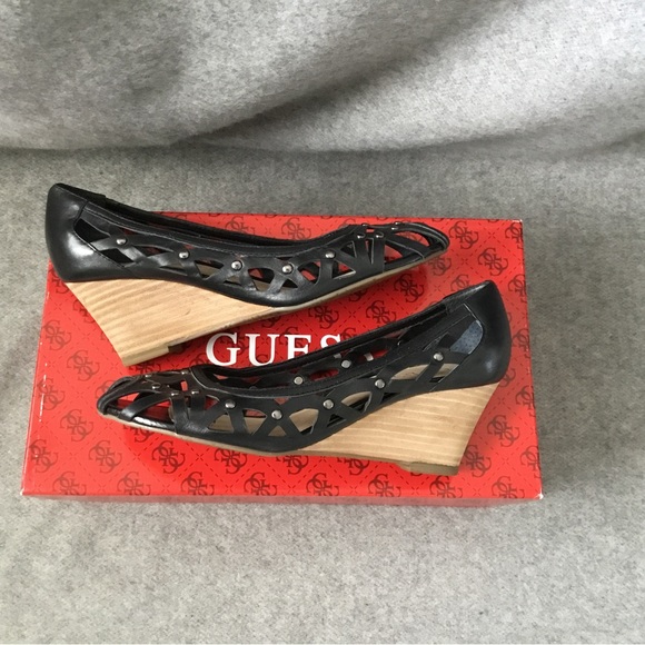Guess Argue cutout wedge shoe with peep toe, size 5.5. - Picture 5 of 5